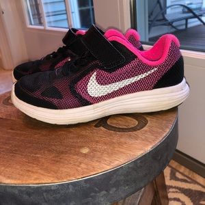 Euc!! Nike pink 🖤💓and black sneakers 👟
